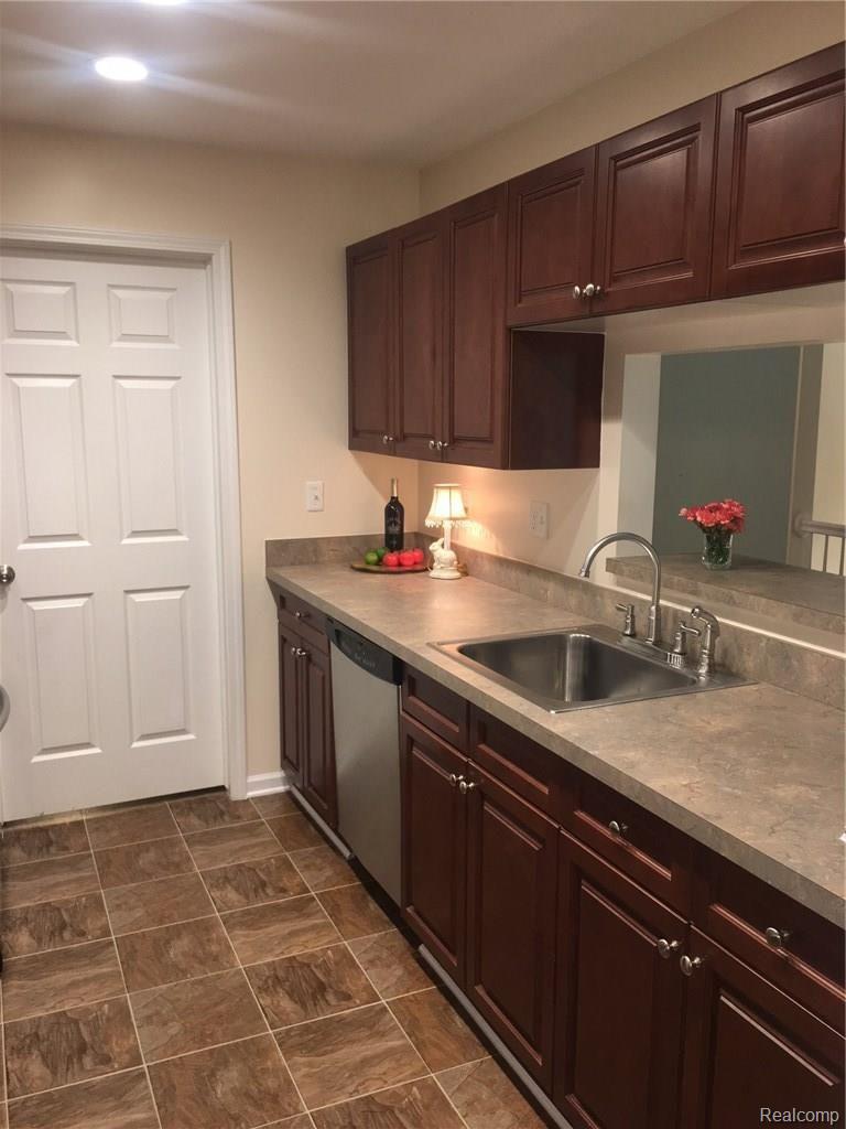 3625 Tremonte Circle Rochester, MI 48306 - Photo 12 of 43 IMG_6040.JPG