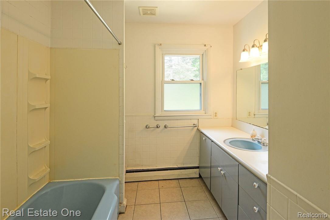 9780 Mcgregor Road Pinckney, MI 48169 - Photo 10 of 34 Full bathroom