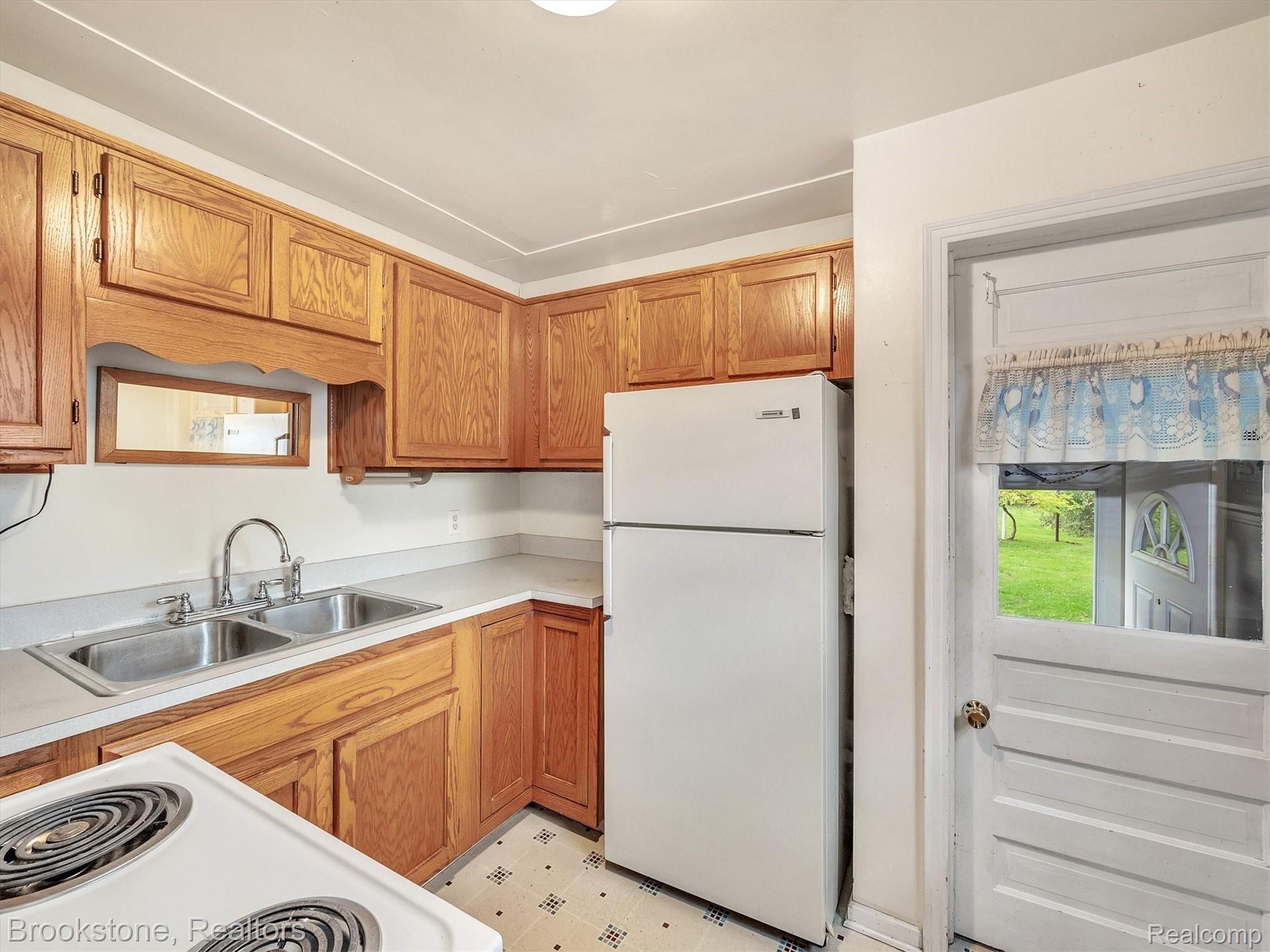2820 Grant Road Rochester, MI 48309 - Photo 14 of 55 14-2820 Grant Rd-windowstill-realestate-photography-14.jpg