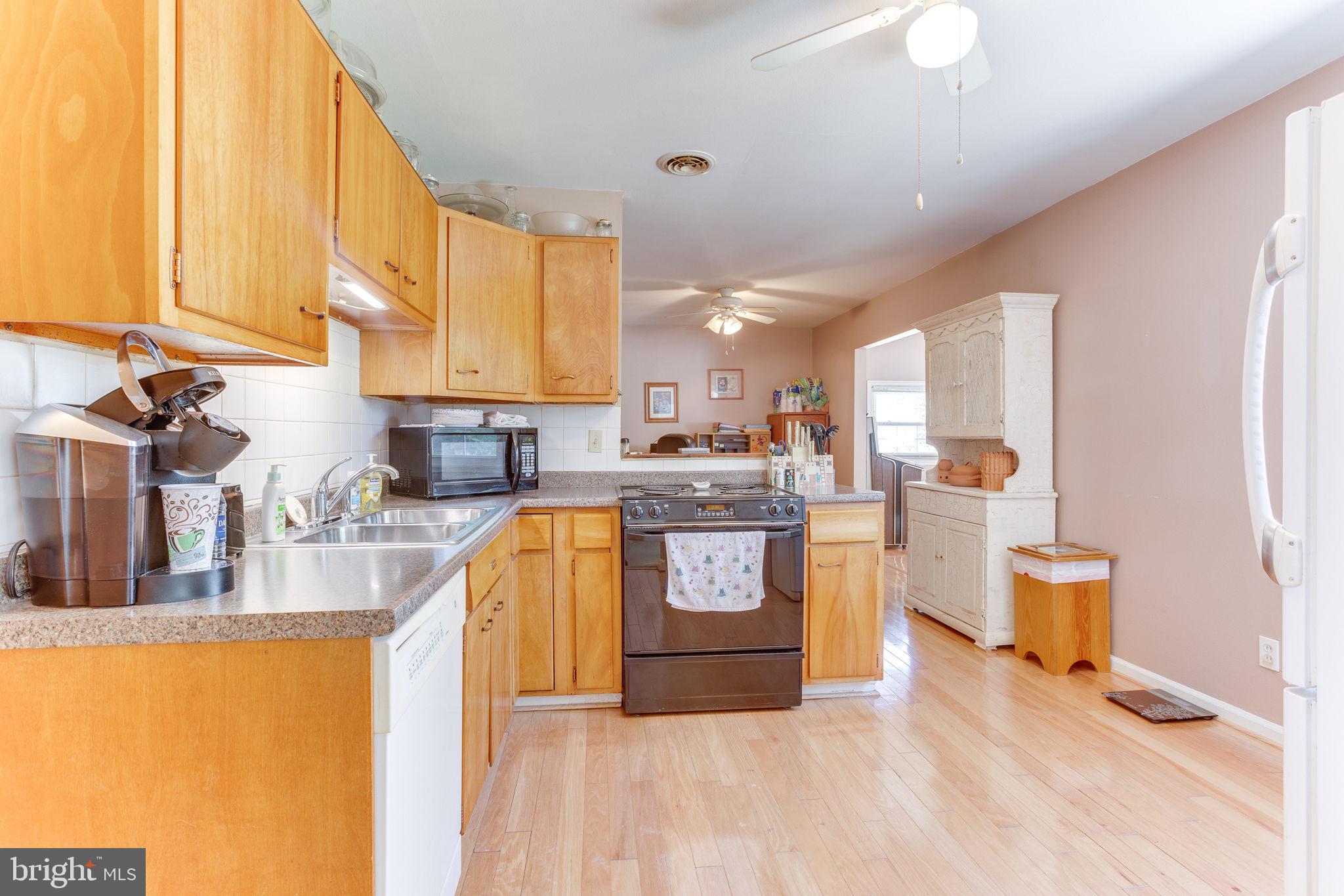 202 North Sycamore Road Sterling, VA 20164 - Photo 3 of 38 Kitchen
