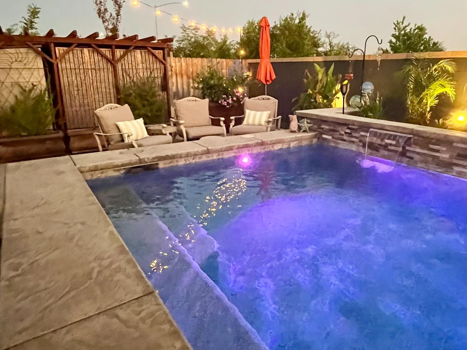 3048 Poe Avenue Clovis, CA 93619 - Photo 56 of 56 a view of a patio with a table and chairs