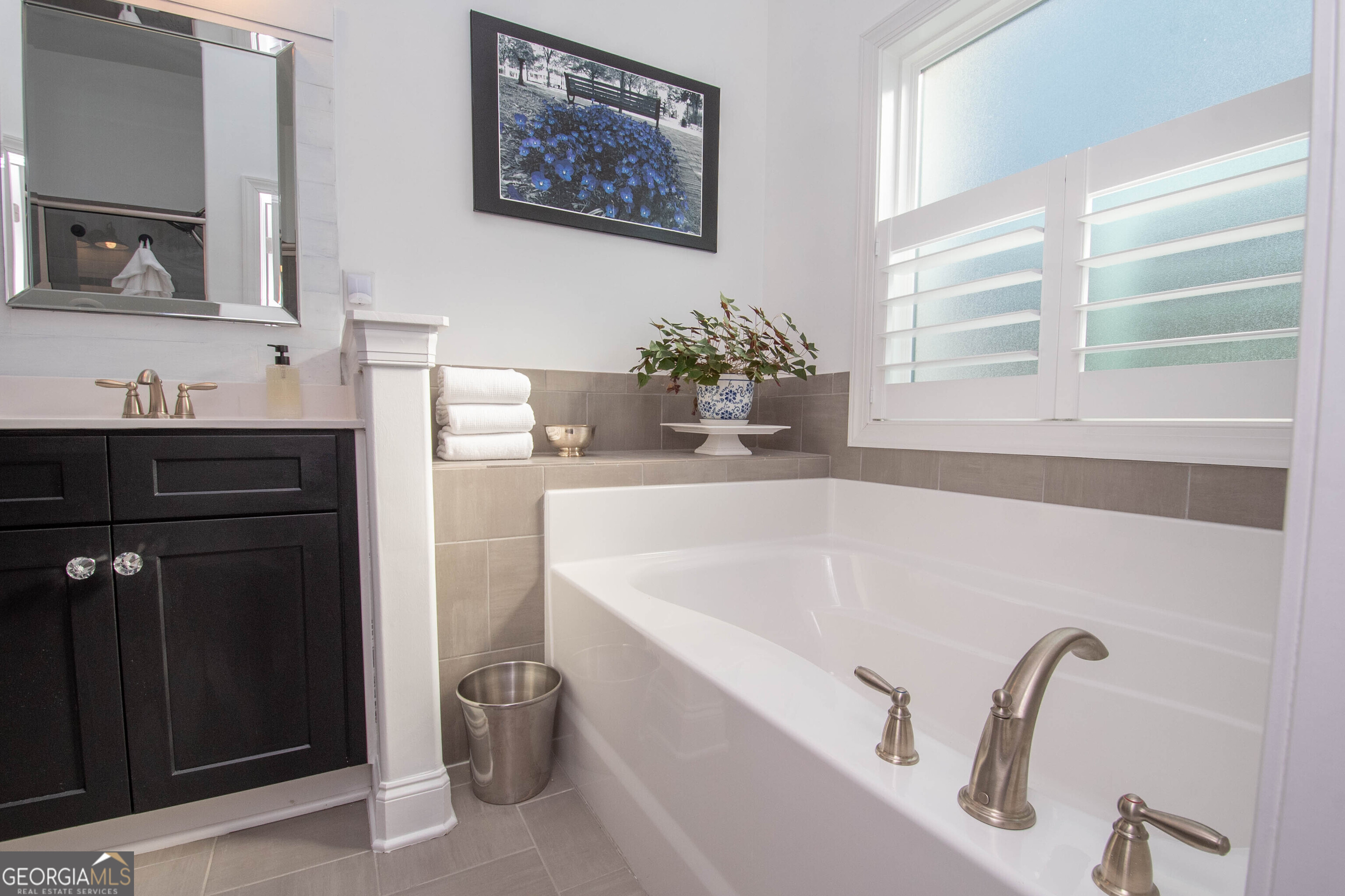 6 Delaware Way Newnan, GA 30265 - Photo 33 of 42 a bathroom with a tub sink and mirror