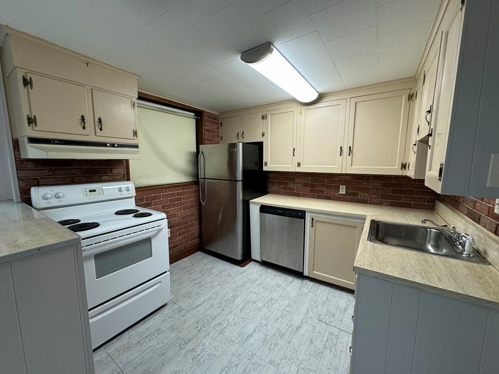 421 Moore Street Huntingdon, PA 16652 - Photo 8 of 53 Kitchen