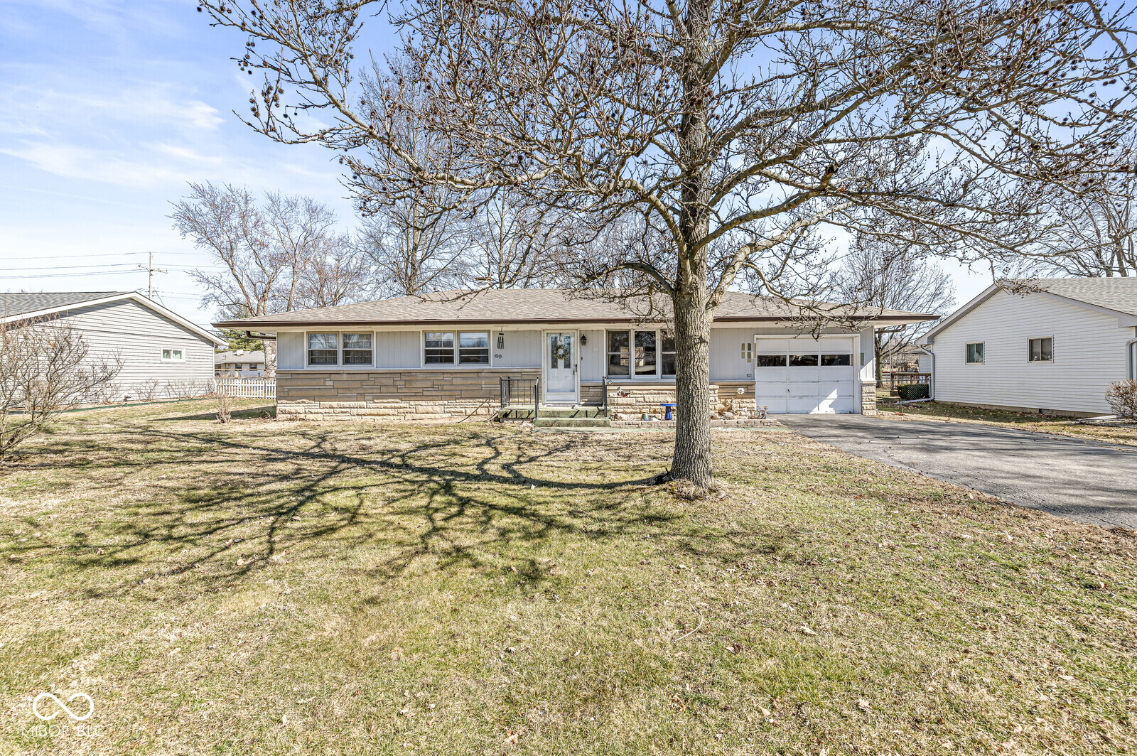 435 Howard Road Greenwood, IN 46142 - Photo 4 of 35 Gallery Image 4