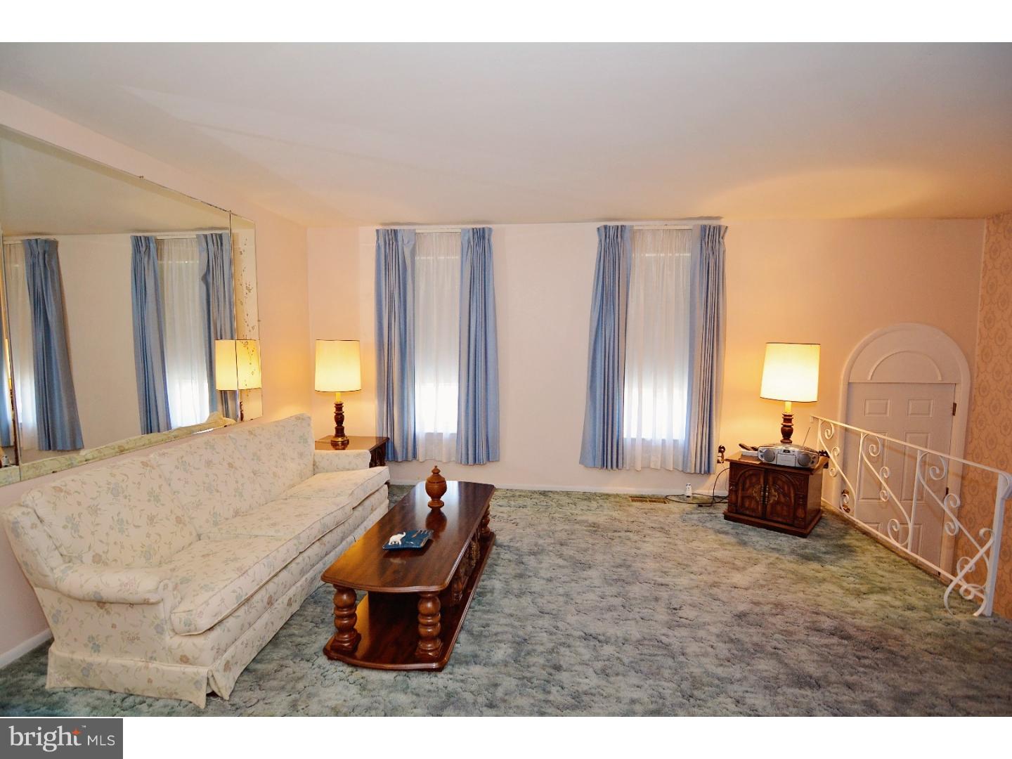 189 Greendale Road Philadelphia, PA 19154 - Photo 2 of 22 Living Room
