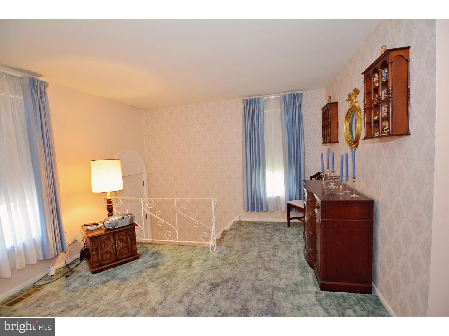 189 Greendale Road Philadelphia, PA 19154 - Photo 5 of 22 Living Room