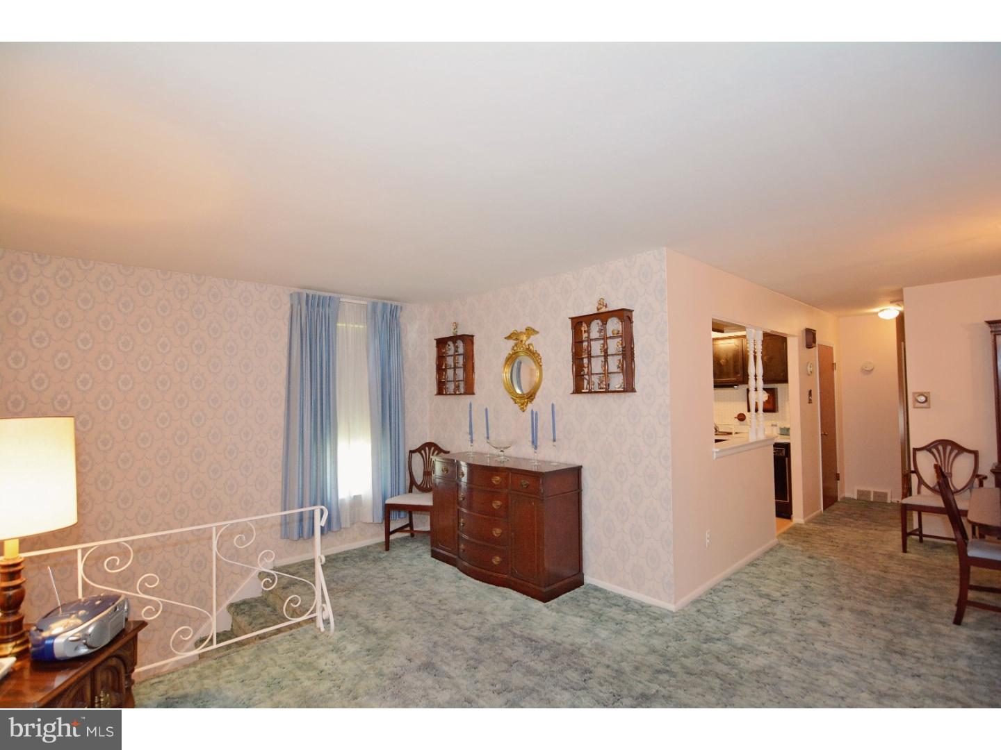 189 Greendale Road Philadelphia, PA 19154 - Photo 6 of 22 Living Room