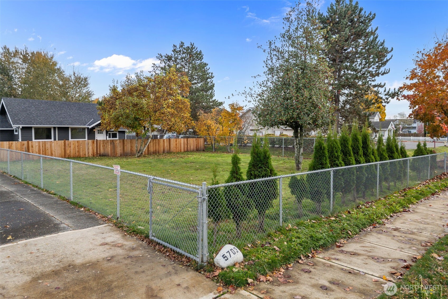 5703 Parker Road East, Unit 1 Sumner, WA 98390 - Photo 3 of 10 a view of a tennis court