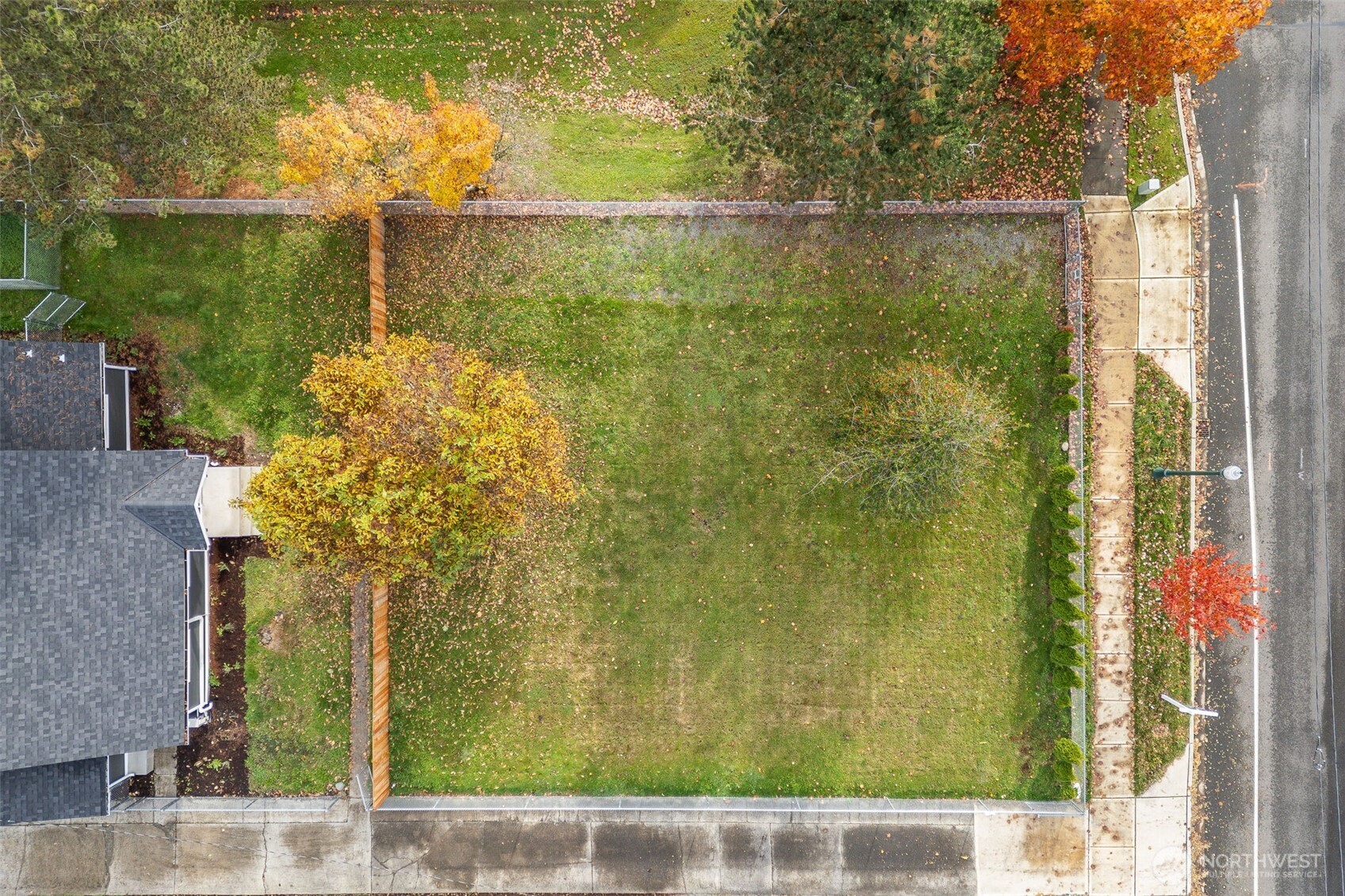 5703 Parker Road East, Unit 1 Sumner, WA 98390 - Photo 8 of 10 a view of a bathroom shower