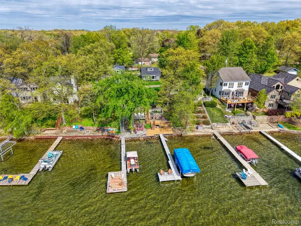 $434,900 | 7490 Noahs Landing, Gregory, MI 48137
