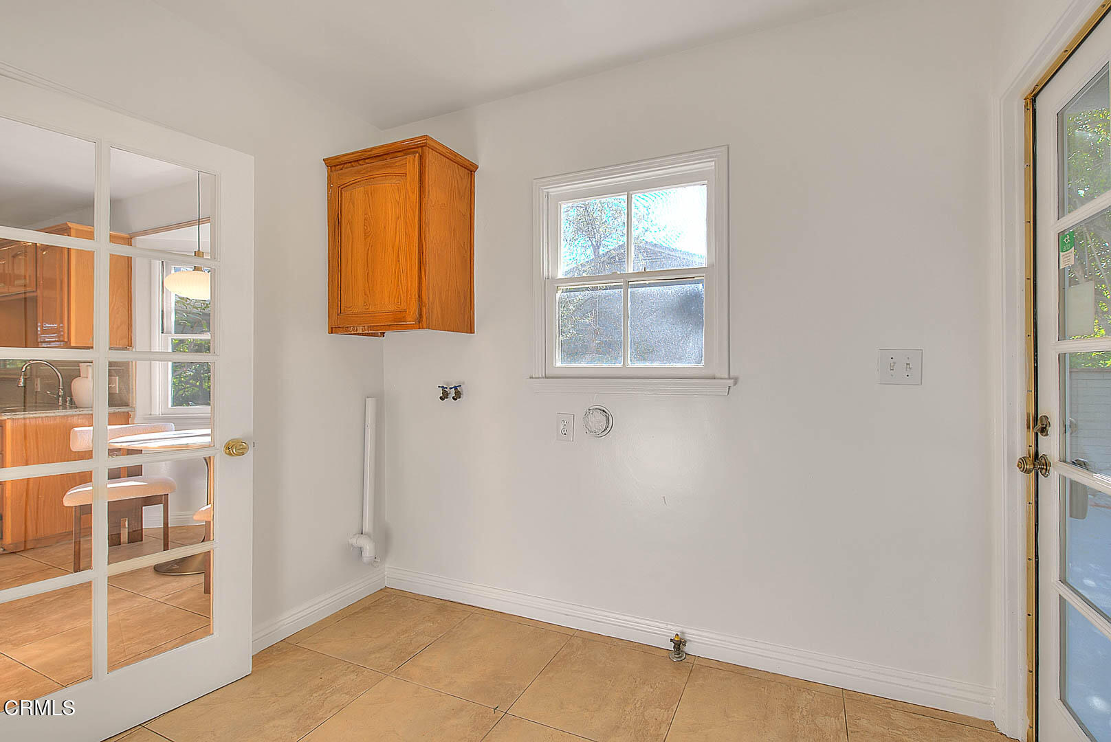 3671 Grayburn Road Pasadena, CA 91107 - Photo 44 of 50 an empty room with windows