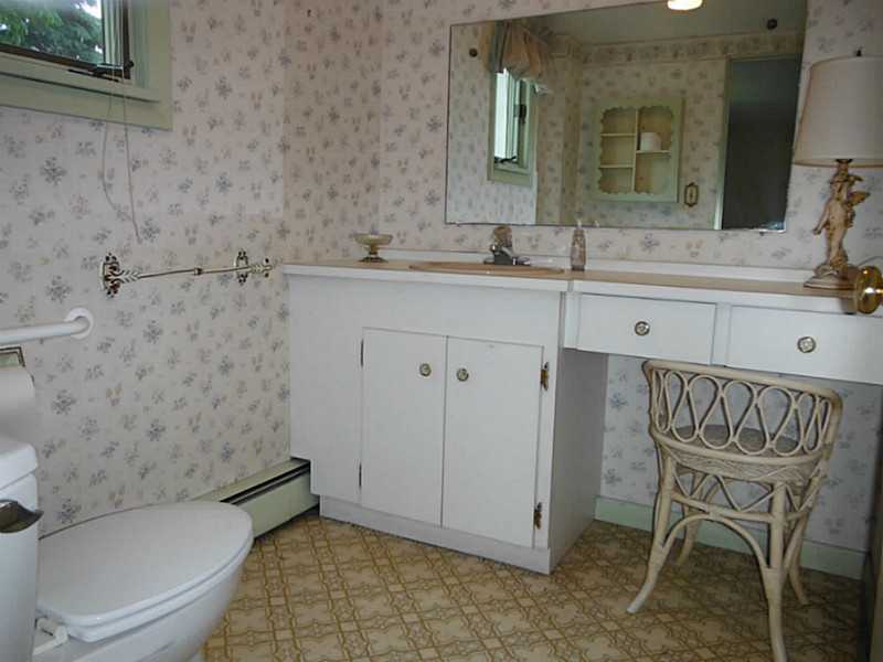 52 Riverside Drive Lincoln, RI 02865 - Photo 9 of 21 Bathroom.