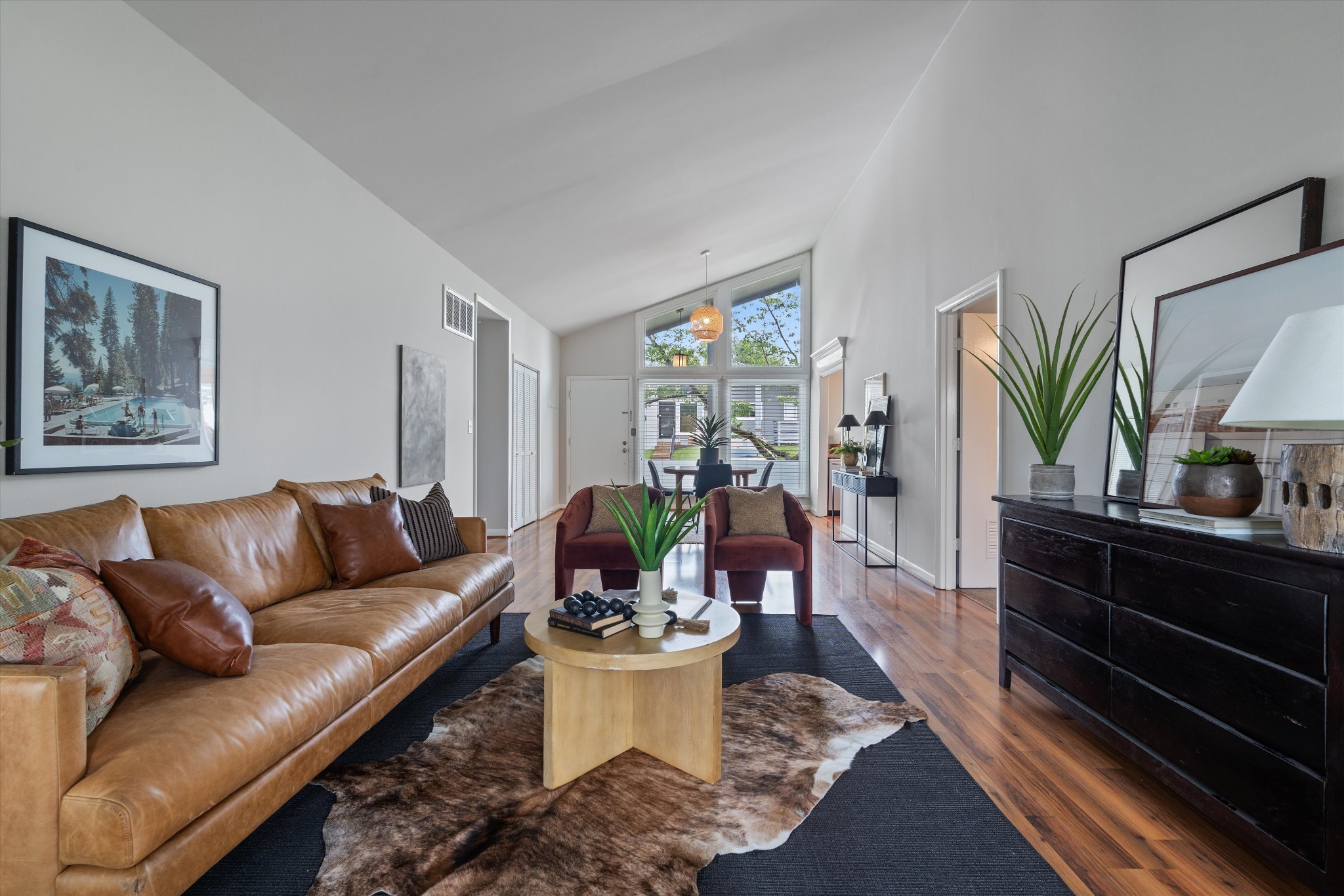 1900 Richard Jones Road, Unit P2 Nashville, TN 37215 - Photo 6 of 20 a living room with furniture and a potted plant