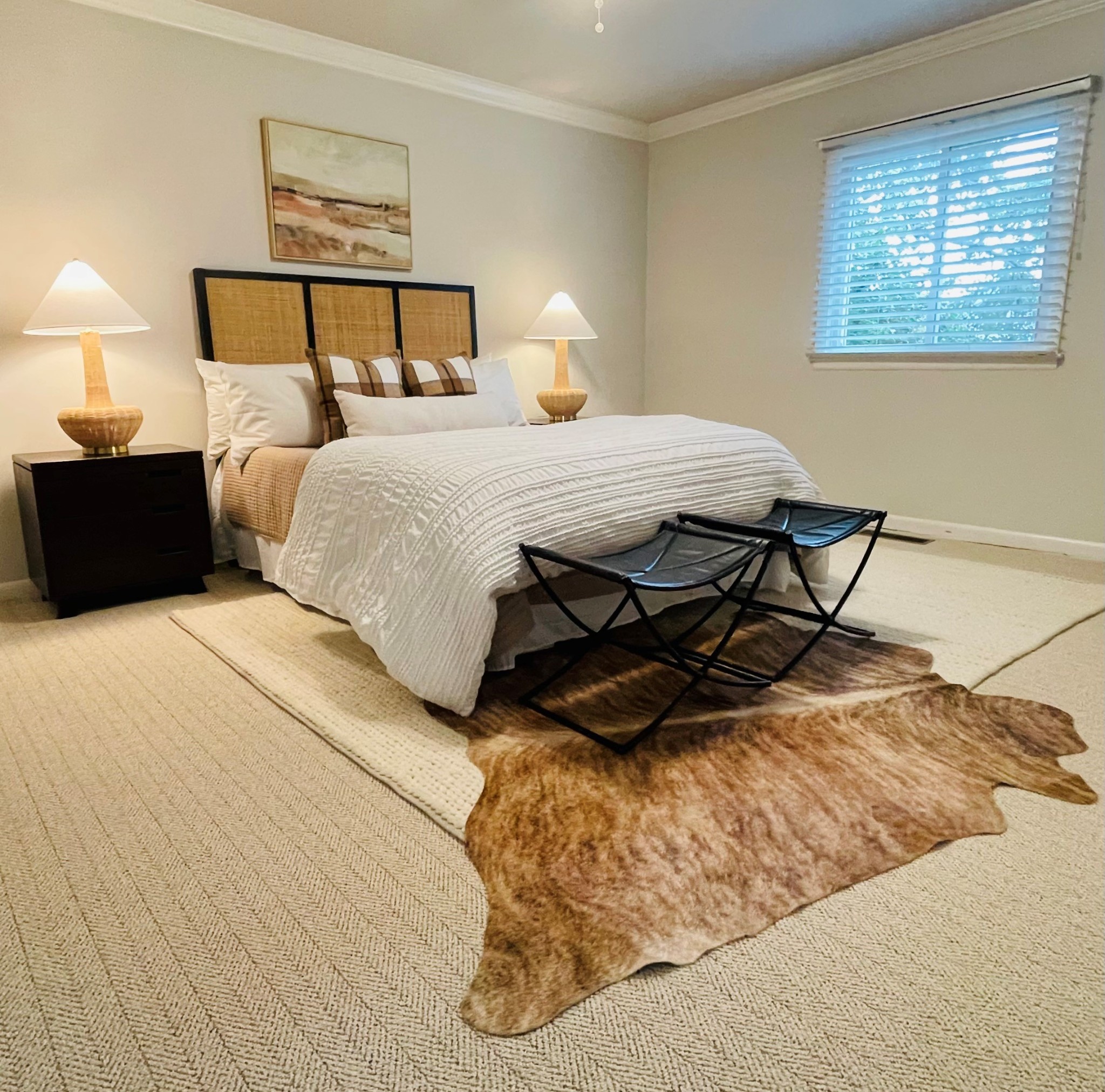 1900 Richard Jones Road, Unit P2 Nashville, TN 37215 - Photo 8 of 20 a bedroom with a bed and a night stand