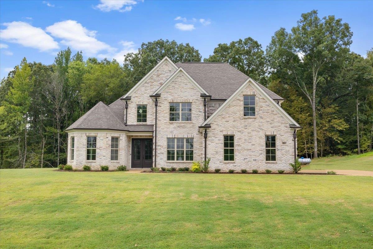 a view of a house with a backyard