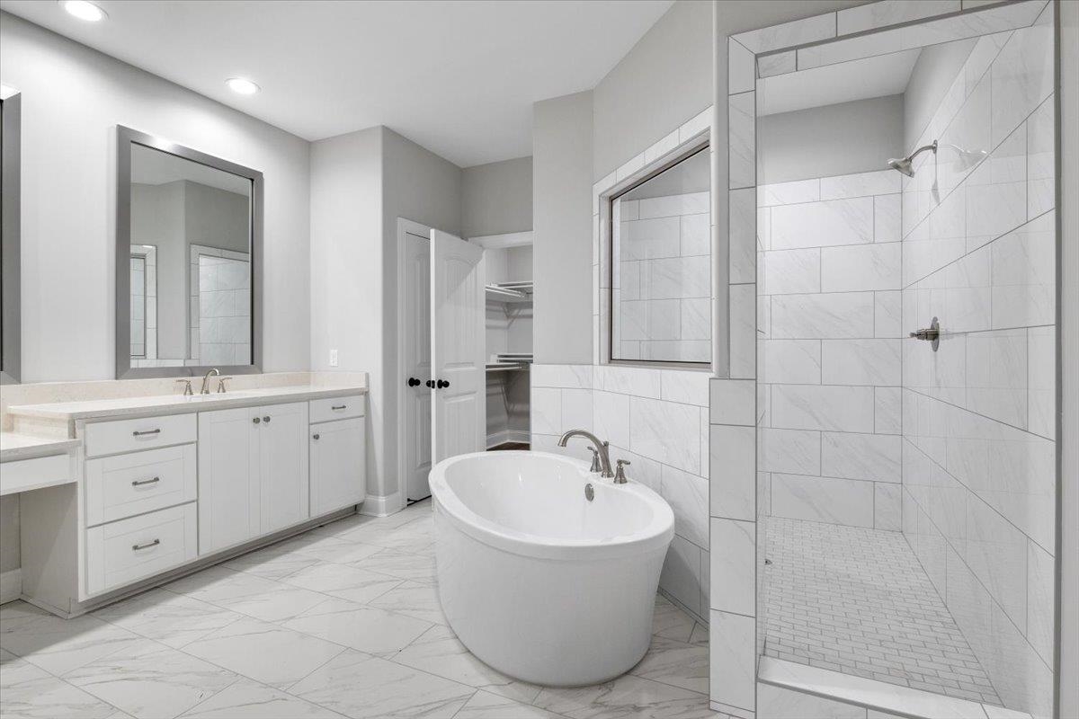 80 Fairview Trail Byhalia, MS 38611 - Photo 11 of 25 a bathroom with a tub sink and mirror