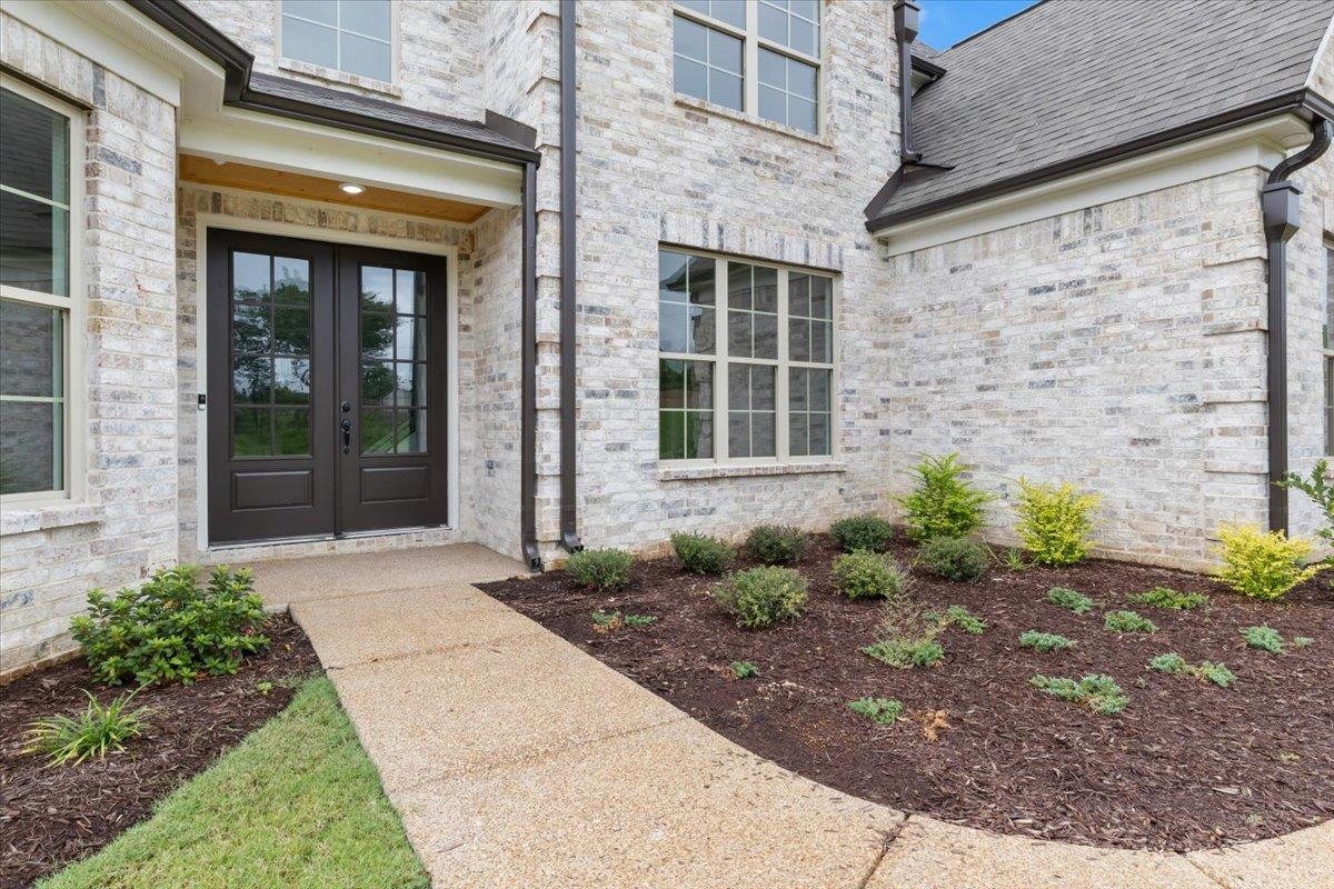 80 Fairview Trail Byhalia, MS 38611 - Photo 2 of 25 a front view of a house with garden