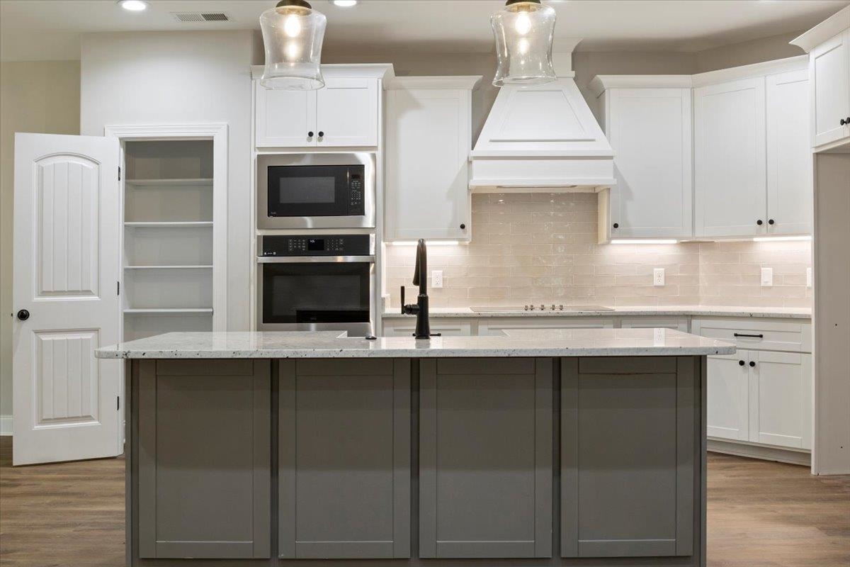80 Fairview Trail Byhalia, MS 38611 - Photo 5 of 25 a kitchen with cabinets and stainless steel appliances