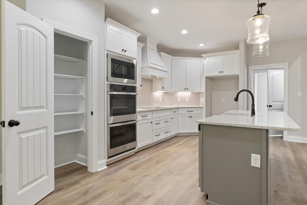 80 Fairview Trail Byhalia, MS 38611 - Photo 6 of 25 a kitchen with stainless steel appliances granite countertop a sink cabinets and wooden floor