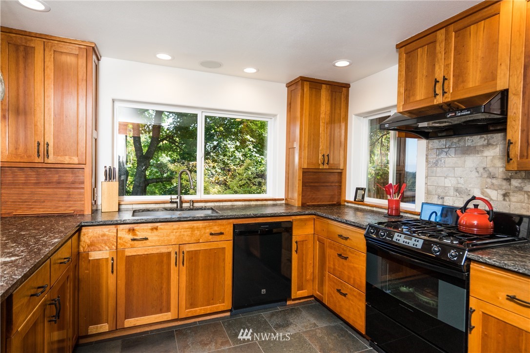 2202 41st Street Anacortes, WA 98221 - Photo 6 of 22