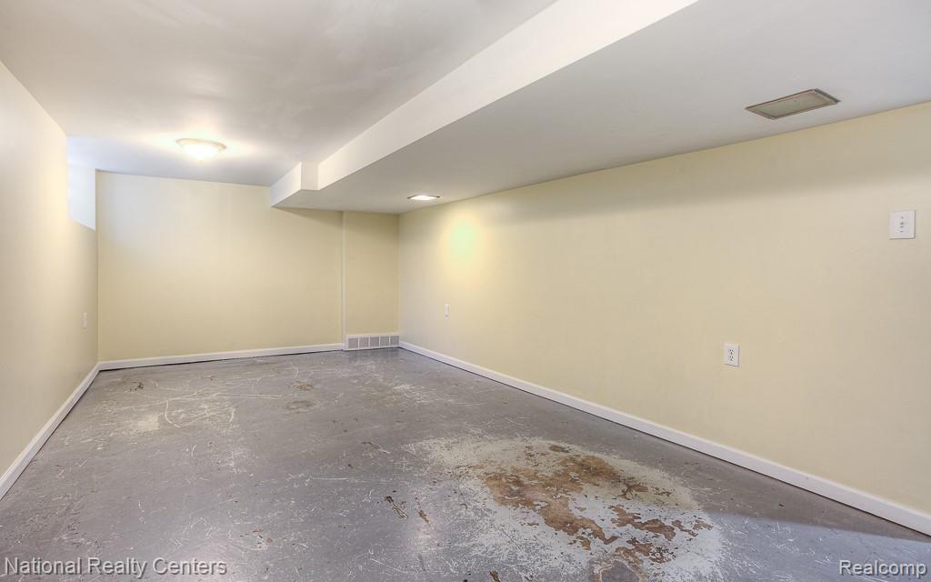 21515 Farmington Road Farmington Hills, MI 48335 - Photo 21 of 26