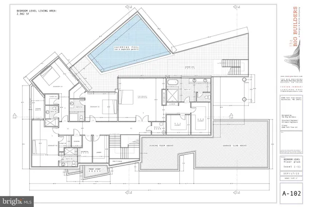 a view of a yard of a building