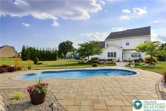 $899,900 | 6800 Gwenmawr Road, Bethlehem, PA 18017