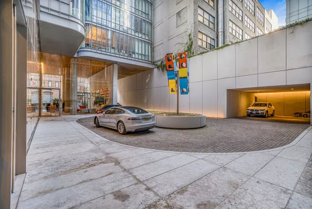 a view of entryway front of a building