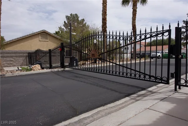 $1,049,000 | 2111 Loro Court, Las Vegas, NV 89117