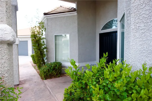 $1,049,000 | 2111 Loro Court, Las Vegas, NV 89117