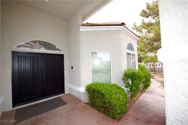 $1,049,000 | 2111 Loro Court, Las Vegas, NV 89117