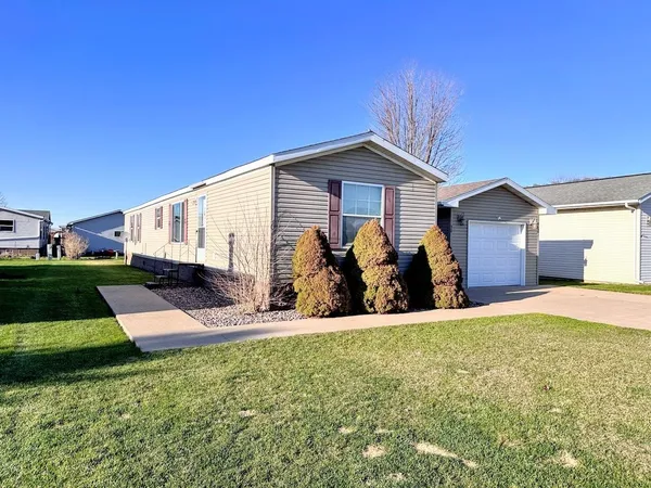 $129,600 | 33166 Larry Lane, Unit 30, Prairie du Chien, WI 53821