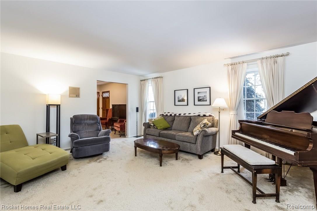 5060 Tree Hill Road Grand Blanc, MI 48439 - Photo 8 of 47 010-Living_Room-5281749-medium.jpg