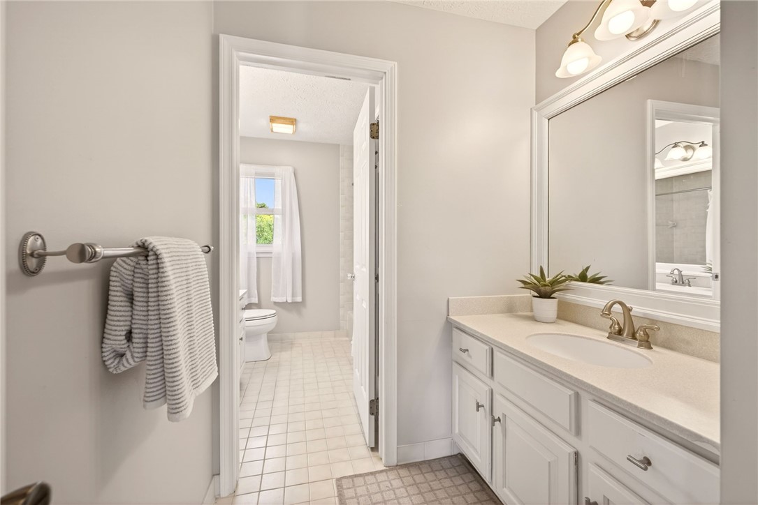 21 Wedmore Road Perinton, NY 14450 - Photo 32 of 49 2nd Floor Non-Primary Full Bathroom