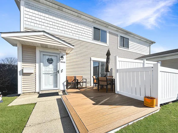 a view of a house with backyard and porch