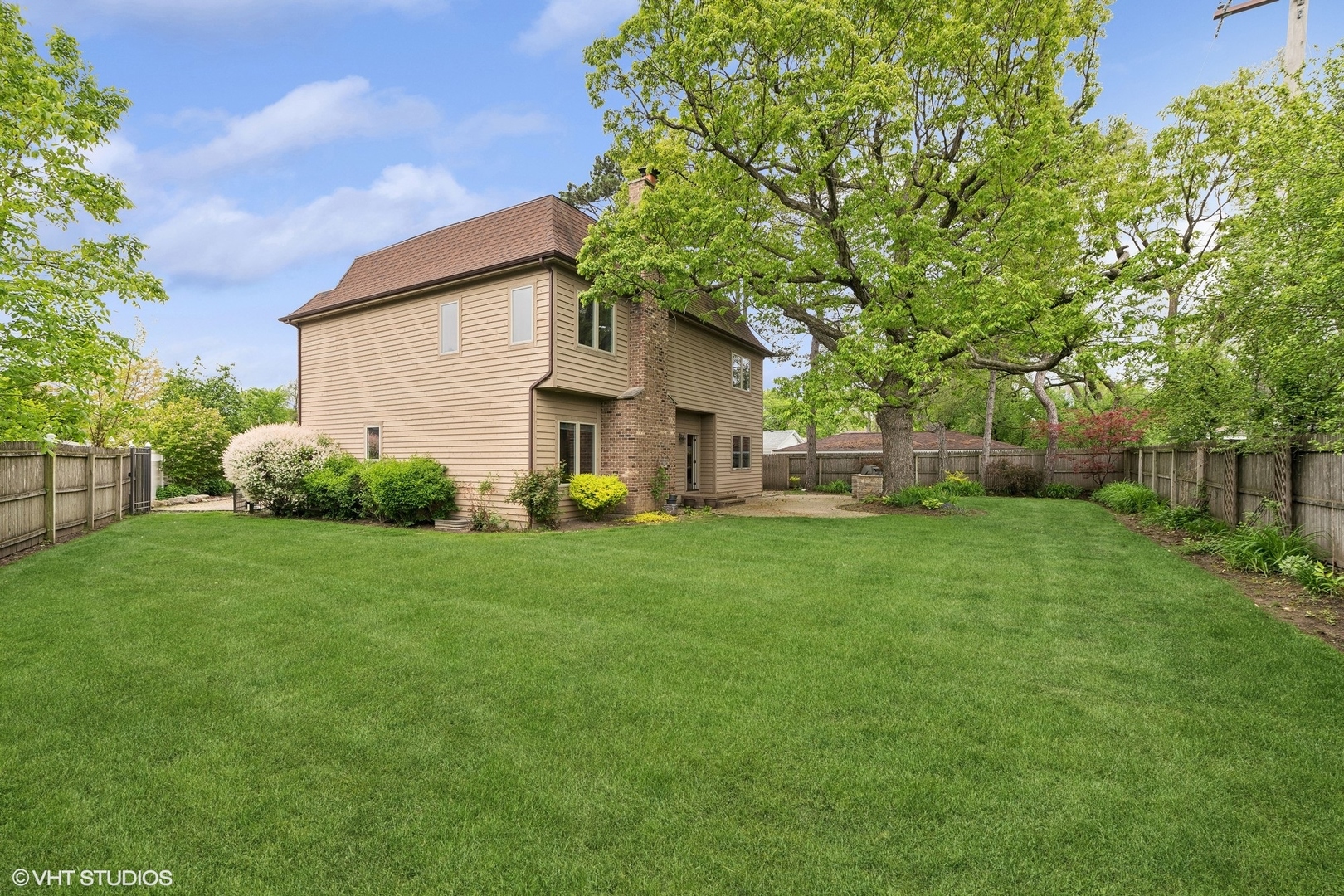 423 Sumac Road Highland Park, IL 60035 - Photo 27 of 31 a view of a backyard with plants and a large tree