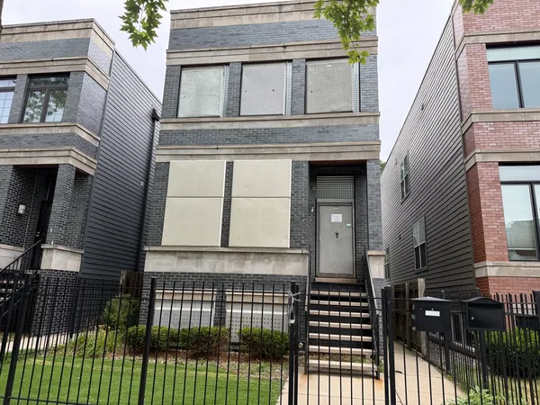 $679,900 | 544 East 46th Place, Chicago, IL 60653