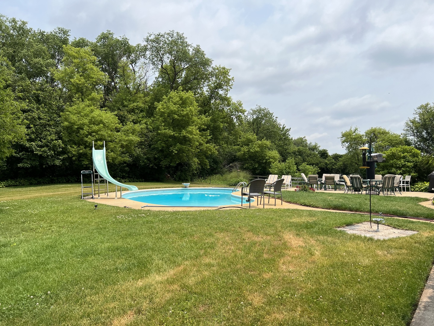 2 Middlebury Road Barrington Hills, IL 60010 - Photo 2 of 8 a view of a swimming pool with a yard
