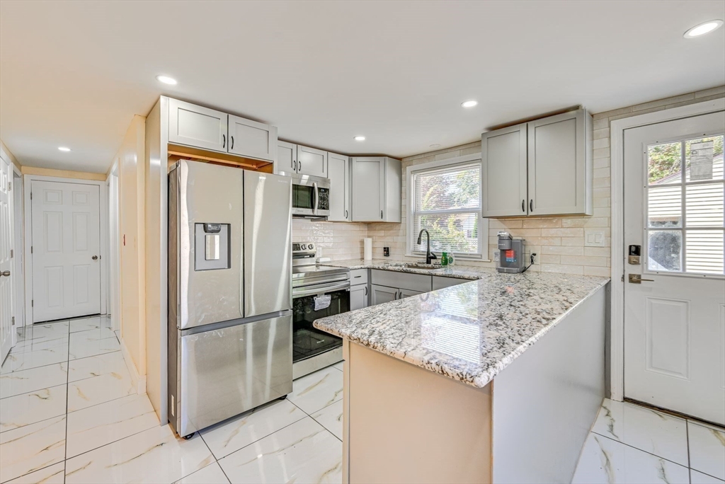 44 Georgetown Street Springfield, MA 01104 - Photo 6 of 24 Gallery Image 6
