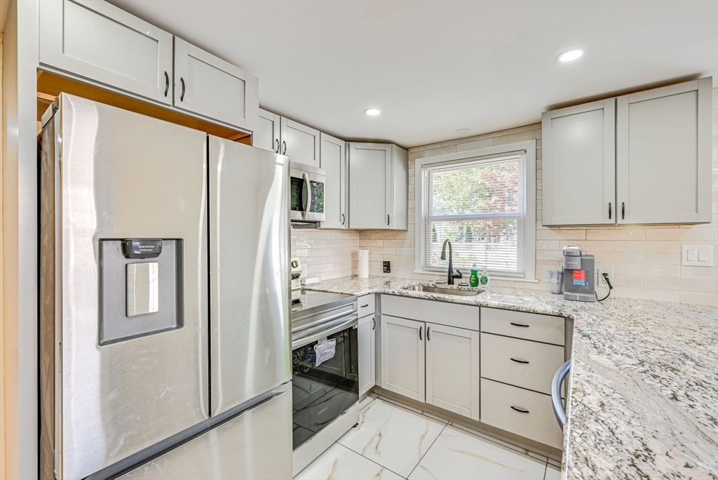 44 Georgetown Street Springfield, MA 01104 - Photo 8 of 24 Gallery Image 8