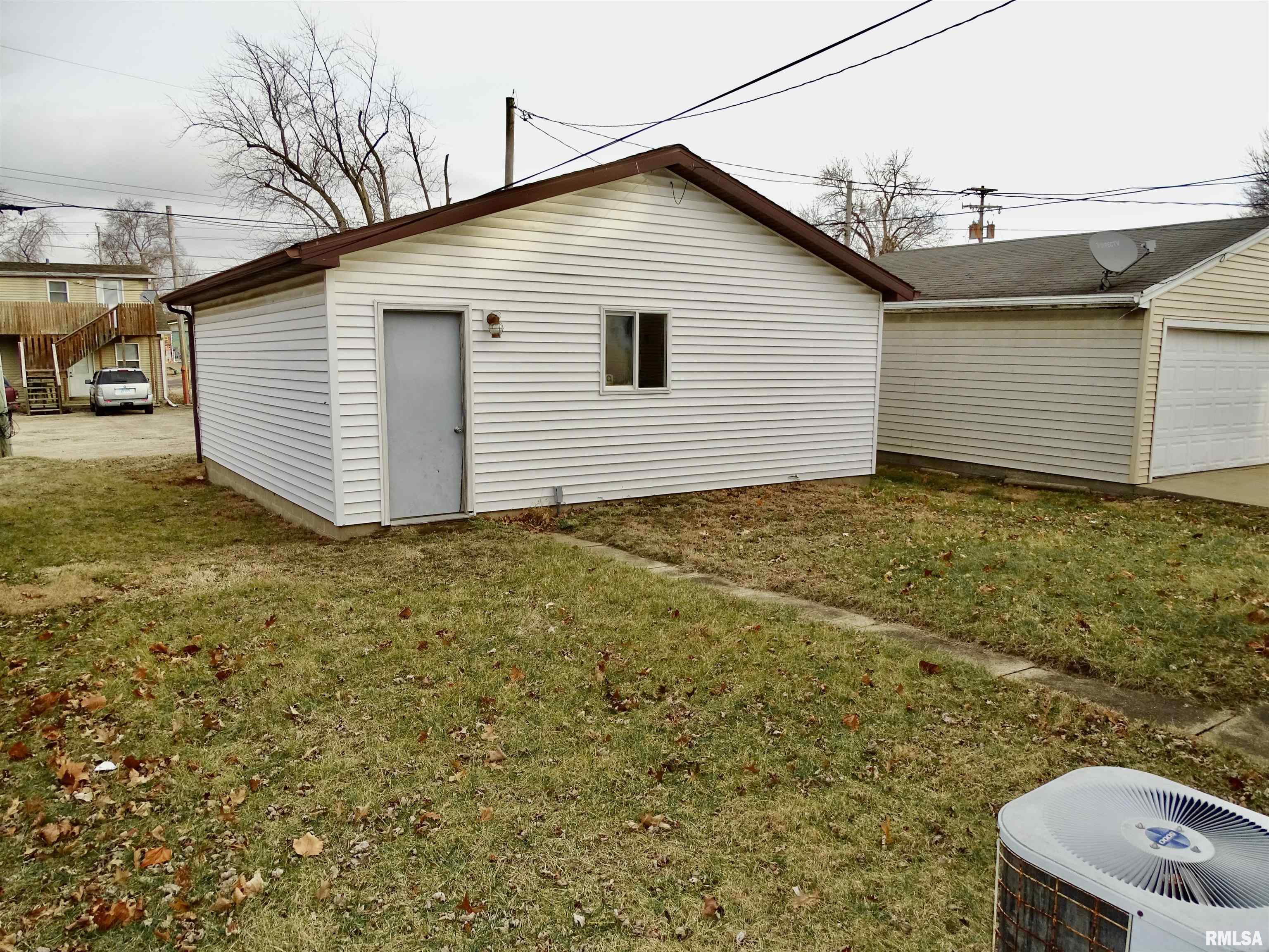 425 Herman Street Pekin, IL 61554 - Photo 3 of 26