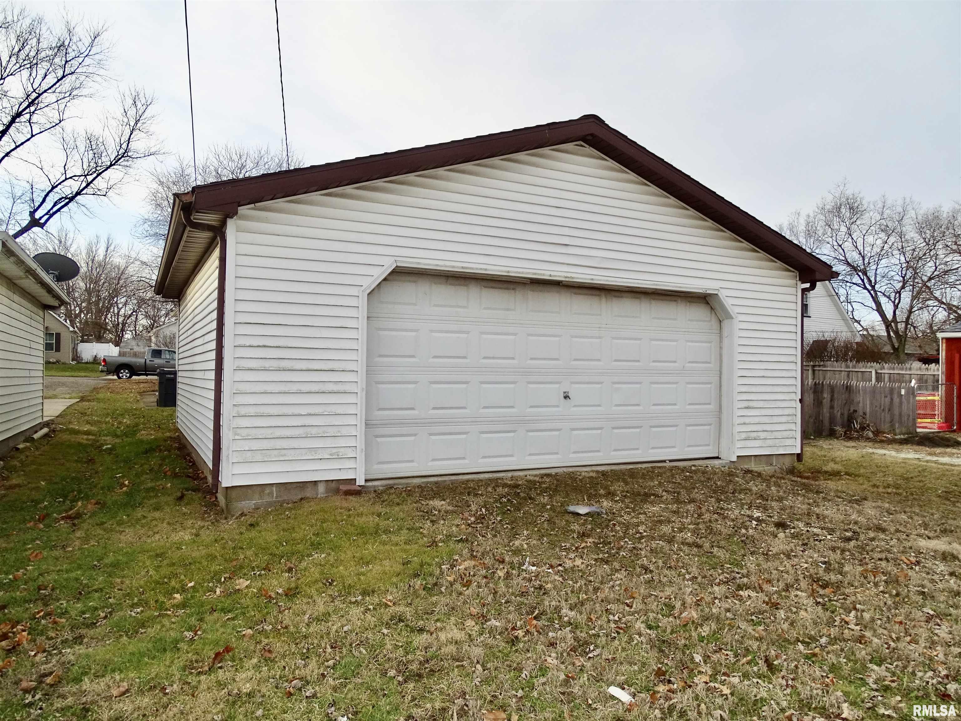 425 Herman Street Pekin, IL 61554 - Photo 4 of 26