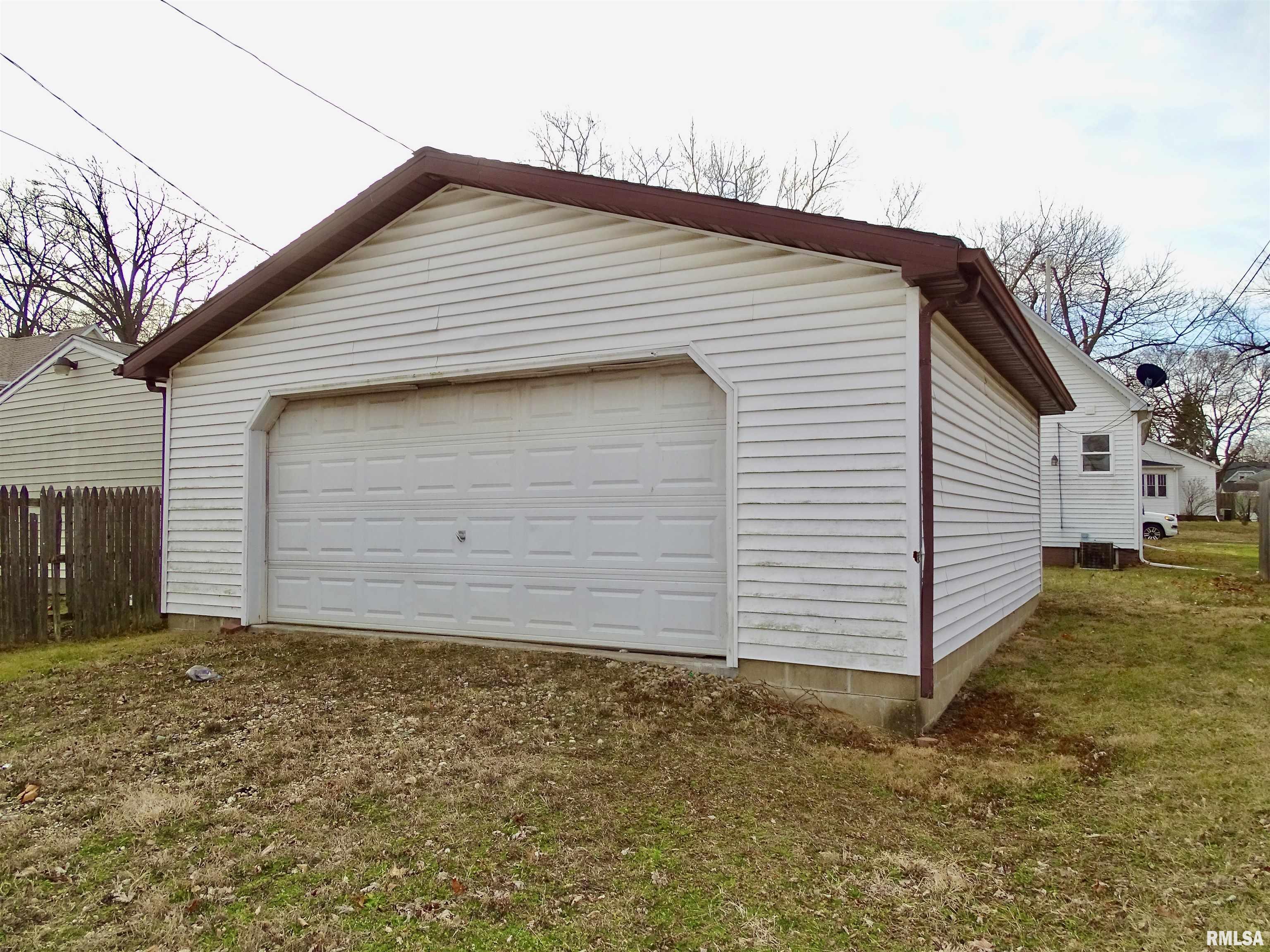 425 Herman Street Pekin, IL 61554 - Photo 5 of 26