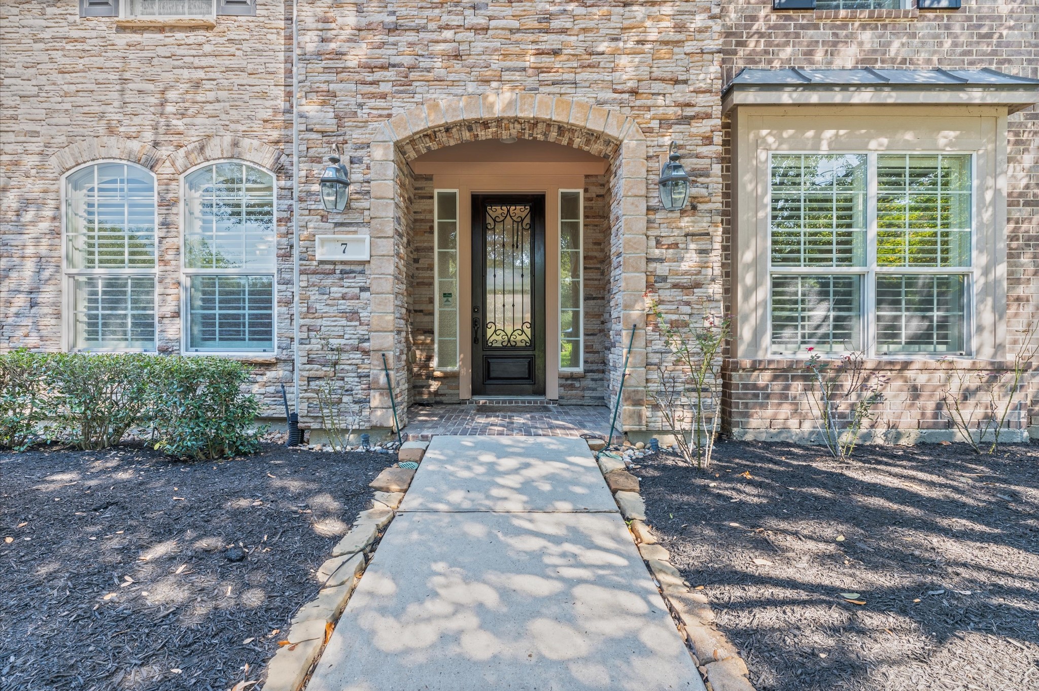 7 North Beech Springs Circle Spring, TX 77389 - Photo 5 of 50 a front view of a house with a yard