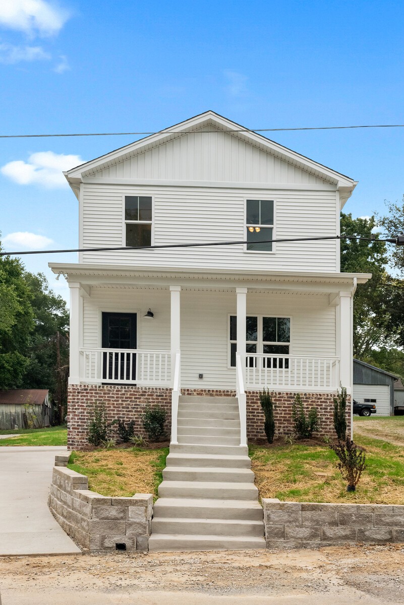 106 North Walnut Street Springfield, TN 37172 - Photo 2 of 14 a front view of a house with garden