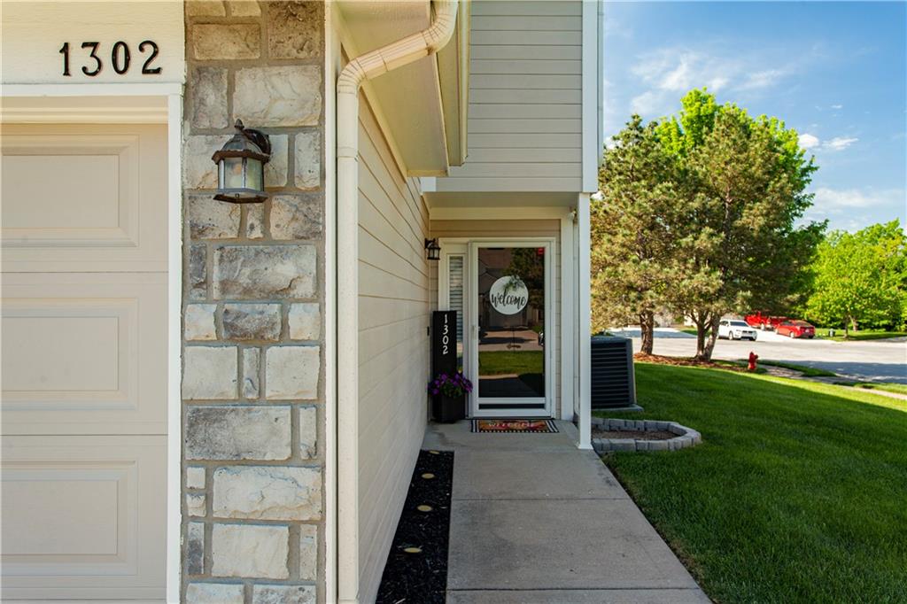 1302 Northwest Hidden Ridge Circle Blue Springs, MO 64015 - Photo 3 of 30