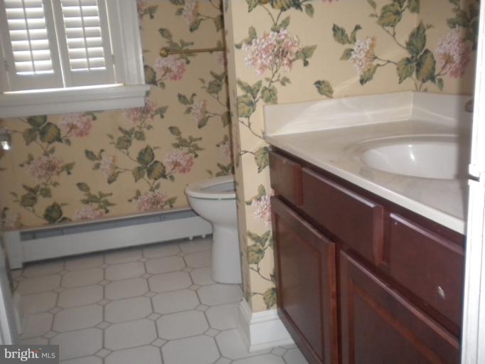 305 Hopkins Road Baltimore, MD 21212 - Photo 20 of 30 a bathroom with a bathtub and a shower