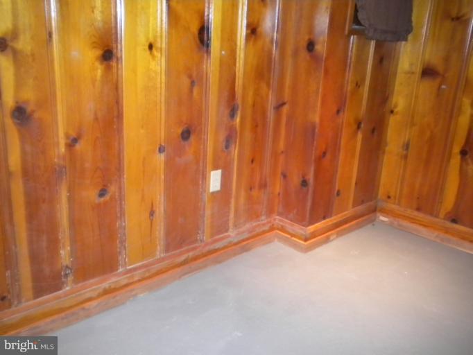 305 Hopkins Road Baltimore, MD 21212 - Photo 27 of 30 a view of a elevator with window