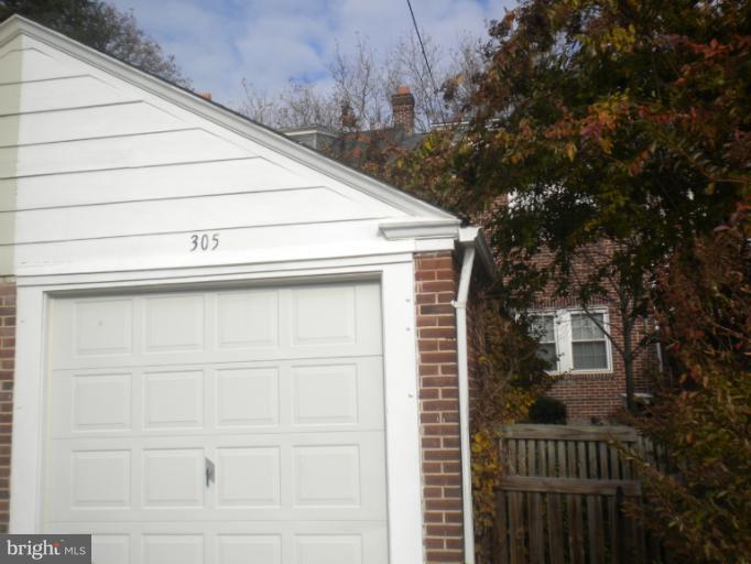 305 Hopkins Road Baltimore, MD 21212 - Photo 5 of 30 a view of a house with a street