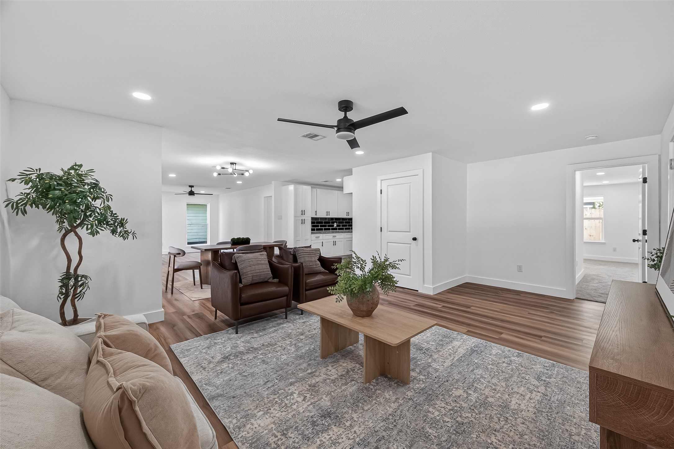 3112 Hays Street Pasadena, TX 77503 - Photo 5 of 22 a living room with furniture and a potted plant